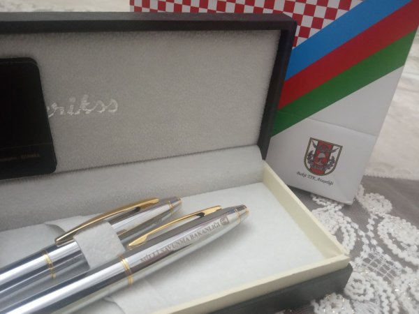 Hulusi Akar Sumqayıt Poeziya Evinin direktoruna hədiyyə göndərib – FOTO