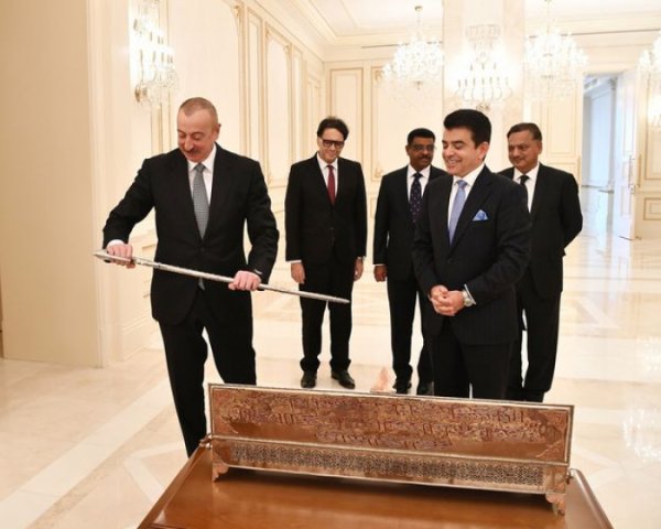 ICESCO-nun Baş direktoru İlham Əliyevə xatirə hədiyyəsi verdi - FOTO
