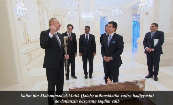 ICESCO-nun Baş direktoru İlham Əliyevə xatirə hədiyyəsi verdi - FOTO