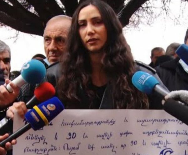 Paşinyana Şuşa barədə sual verən jurnalist hücuma məruz qaldı Paşinyana Şuşa barədə sual verən jurnalist hücuma məruz qaldı