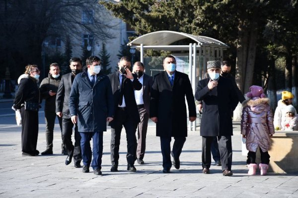 Deputatlar Sumqayıtda şəhid məzunların ailələri ilə görüşdülər, məzarlarını ziyarət etdilər - FOTOLAR