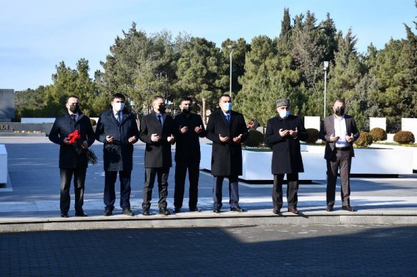 Deputatlar Sumqayıtda şəhid məzunların ailələri ilə görüşdülər, məzarlarını ziyarət etdilər - FOTOLAR
