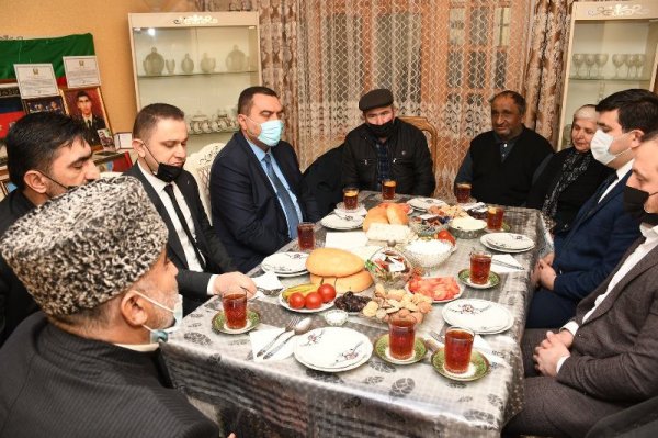 Deputatlar Sumqayıtda şəhid məzunların ailələri ilə görüşdülər, məzarlarını ziyarət etdilər - FOTOLAR
