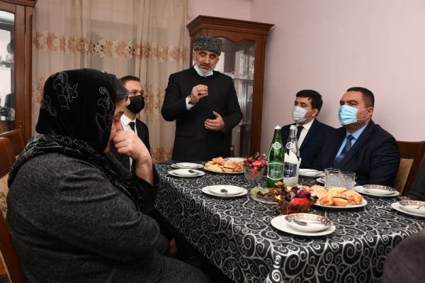 Deputatlar Sumqayıtda şəhid məzunların ailələri ilə görüşdülər, məzarlarını ziyarət etdilər - FOTOLAR