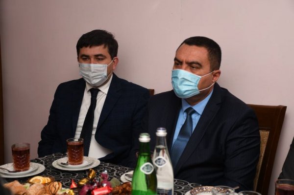 Deputatlar Sumqayıtda şəhid məzunların ailələri ilə görüşdülər, məzarlarını ziyarət etdilər - FOTOLAR