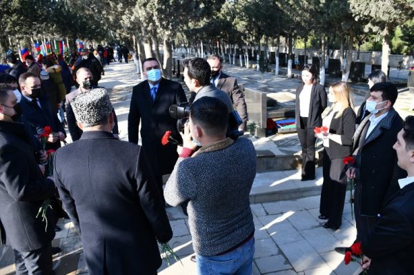 Deputatlar Sumqayıtda şəhid məzunların ailələri ilə görüşdülər, məzarlarını ziyarət etdilər - FOTOLAR