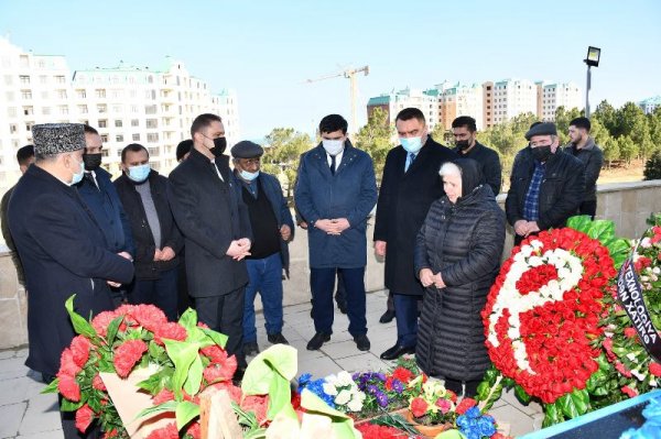 Deputatlar Sumqayıtda şəhid məzunların ailələri ilə görüşdülər, məzarlarını ziyarət etdilər - FOTOLAR