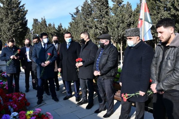Deputatlar Sumqayıtda şəhid məzunların ailələri ilə görüşdülər, məzarlarını ziyarət etdilər - FOTOLAR
