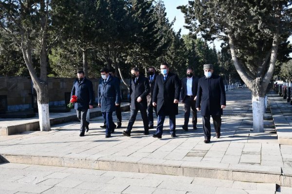 Deputatlar Sumqayıtda şəhid məzunların ailələri ilə görüşdülər, məzarlarını ziyarət etdilər - FOTOLAR