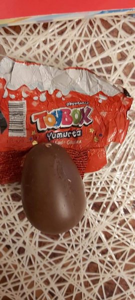 “Azərsun Holdinq” Sumqayıtda  uşaqlara qurdlu "yumurta şokolad" yedirir - FOTOLAR