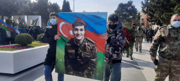 Dörd aydan çox komada qalandan sonra vəfat edən qazi Sumqayıtda dəfn edilib - FOTO