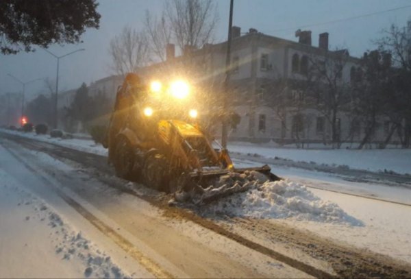 Sumqayıtda yollar qardan təmizlənir-FOTOLAR