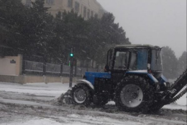 Sumqayıtda yollar qardan təmizlənir-FOTOLAR