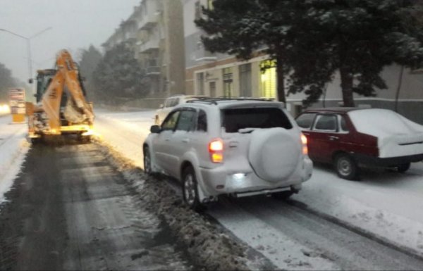 Sumqayıtda yollar qardan təmizlənir-FOTOLAR