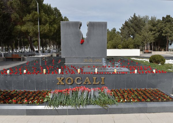 Sumqayıtda Xocalı soyqırımı qurbanlarının xatirəsi anılıb - FOTOLAR