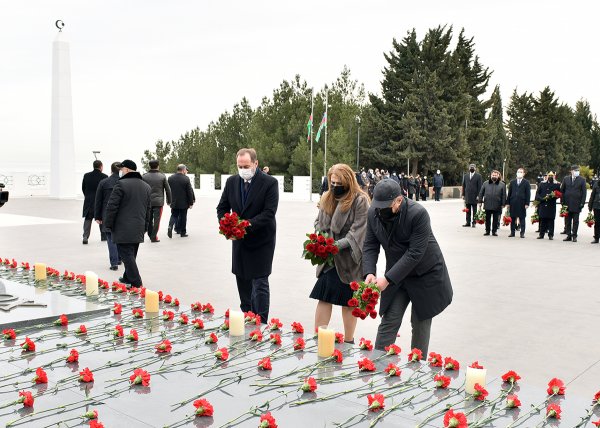 Sumqayıtda Xocalı soyqırımı qurbanlarının xatirəsi anılıb - FOTOLAR