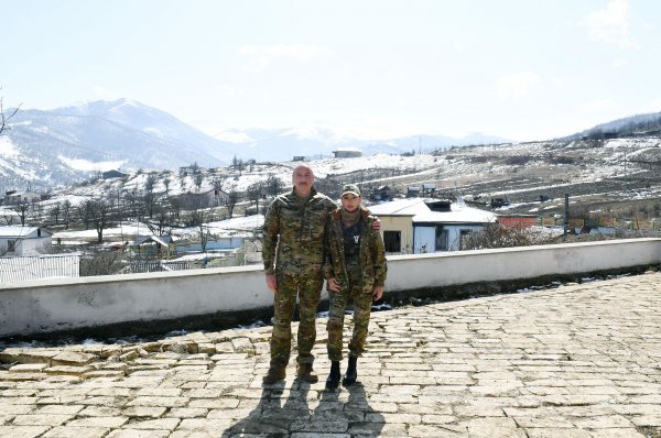 Prezidentlə ailəsinin Şuşa səfərindən FOTOLAR