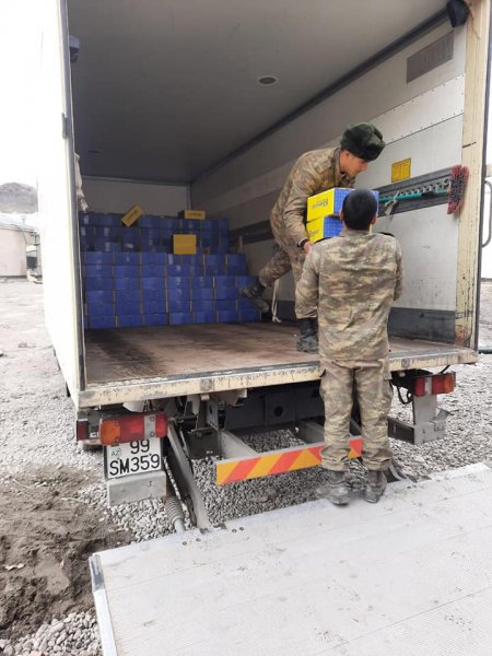 Qubadlıda xidmət edən hərbi qulluqçulara bayram sovqatları təqdim olunub - FOTOLAR