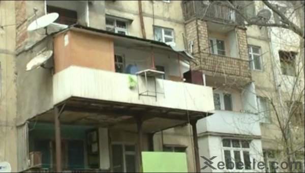 Sumqayıtda güclü külək 8 ağacı kökündən çıxarıb - VİDEO (FOTO)