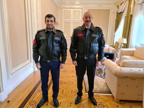 Bayraktardan Prezidentə hədiyyə - Foto
