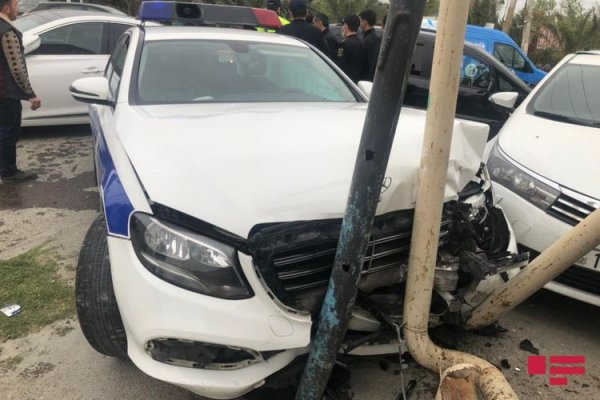 Novxanıda YPX avtomobili qəzaya düşüb, polis əməkdaşı xəsarət alıb - FOTO