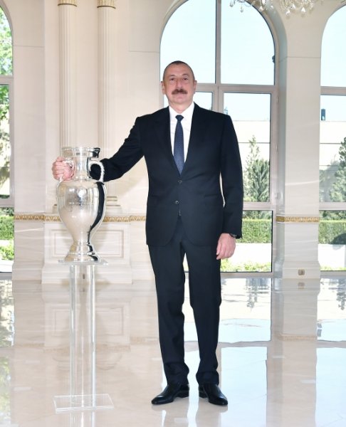 AVRO-2020-nin kuboku Prezidentə təqdim olundu - FOTO