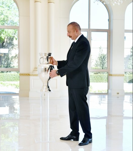 AVRO-2020-nin kuboku Prezidentə təqdim olundu - FOTO
