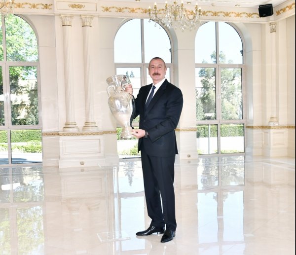 AVRO-2020-nin kuboku Prezidentə təqdim olundu - FOTO