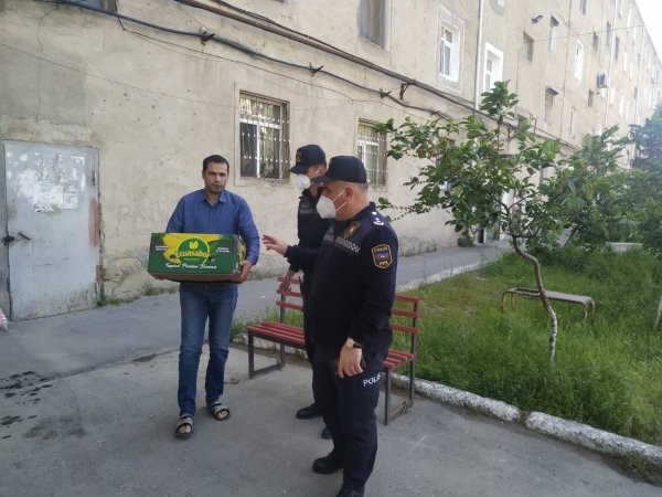 Sumqayıt polisi şəhid ailələrinə bayram sovqatları paylayıb -FOTOLAR