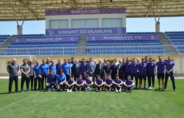 Zakir Fərəcov “Sumqayıt” FK-nın futbolçuları ilə görüşüb, hədiyyələr verdi - FOTOLAR Zakir Fərəcov “Sumqayıt” FK-nın futbolçuları ilə görüşüb, hədiyyələr verdi - FOTOLAR