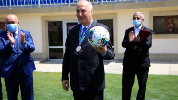 Zakir Fərəcov “Sumqayıt” FK-nın futbolçuları ilə görüşüb, hədiyyələr verdi - FOTOLAR Zakir Fərəcov “Sumqayıt” FK-nın futbolçuları ilə görüşüb, hədiyyələr verdi - FOTOLAR