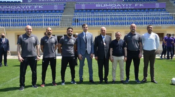 Zakir Fərəcov “Sumqayıt” FK-nın futbolçuları ilə görüşüb, hədiyyələr verdi - FOTOLAR Zakir Fərəcov “Sumqayıt” FK-nın futbolçuları ilə görüşüb, hədiyyələr verdi - FOTOLAR