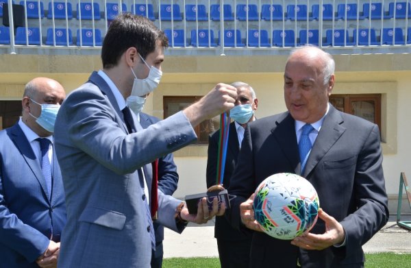 Zakir Fərəcov “Sumqayıt” FK-nın futbolçuları ilə görüşüb, hədiyyələr verdi - FOTOLAR Zakir Fərəcov “Sumqayıt” FK-nın futbolçuları ilə görüşüb, hədiyyələr verdi - FOTOLAR