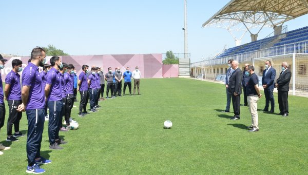 Zakir Fərəcov “Sumqayıt” FK-nın futbolçuları ilə görüşüb, hədiyyələr verdi - FOTOLAR Zakir Fərəcov “Sumqayıt” FK-nın futbolçuları ilə görüşüb, hədiyyələr verdi - FOTOLAR