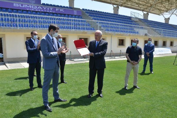 Zakir Fərəcov “Sumqayıt” FK-nın futbolçuları ilə görüşüb, hədiyyələr verdi - FOTOLAR Zakir Fərəcov “Sumqayıt” FK-nın futbolçuları ilə görüşüb, hədiyyələr verdi - FOTOLAR