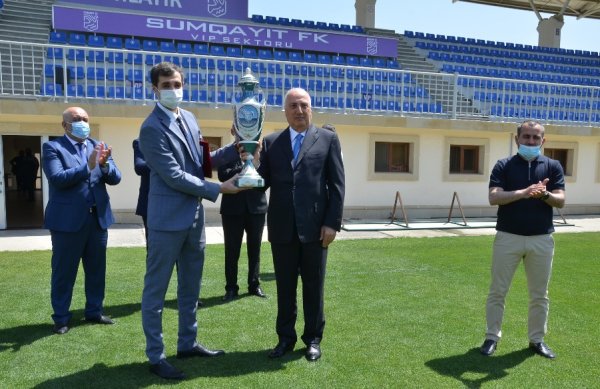 Zakir Fərəcov “Sumqayıt” FK-nın futbolçuları ilə görüşüb, hədiyyələr verdi - FOTOLAR Zakir Fərəcov “Sumqayıt” FK-nın futbolçuları ilə görüşüb, hədiyyələr verdi - FOTOLAR