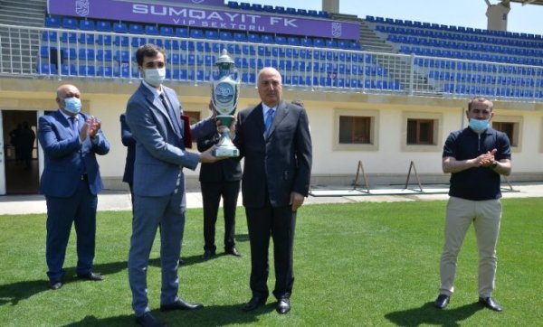Zakir Fərəcov “Sumqayıt” FK-nın futbolçuları ilə görüşüb, hədiyyələr verdi - FOTOLAR Zakir Fərəcov “Sumqayıt” FK-nın futbolçuları ilə görüşüb, hədiyyələr verdi - FOTOLAR