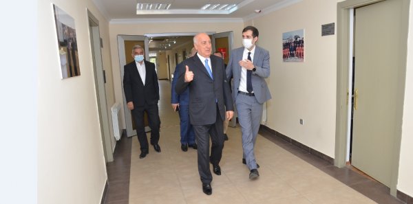 Zakir Fərəcov “Sumqayıt” FK-nın futbolçuları ilə görüşüb, hədiyyələr verdi - FOTOLAR Zakir Fərəcov “Sumqayıt” FK-nın futbolçuları ilə görüşüb, hədiyyələr verdi - FOTOLAR