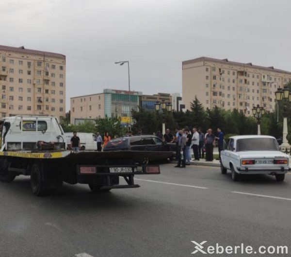 Sumqayıtda "Mercedes" yoldan çıxdı - bardürə çırpıldı (FOTO)