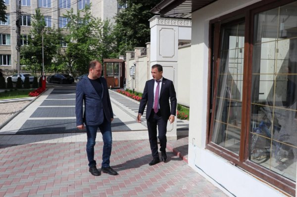 Qüdsi Osmanov Kişineu şəhərinin meri İon Çebanla görüşüb - FOTO Qüdsi Osmanov Kişineu şəhərinin meri İon Çebanla görüşüb - FOTO