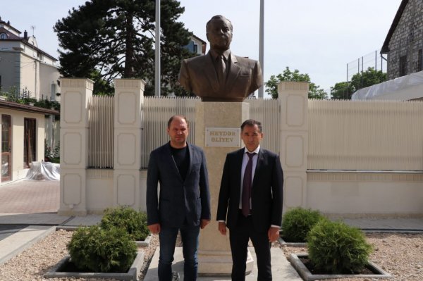 Qüdsi Osmanov Kişineu şəhərinin meri İon Çebanla görüşüb - FOTO Qüdsi Osmanov Kişineu şəhərinin meri İon Çebanla görüşüb - FOTO