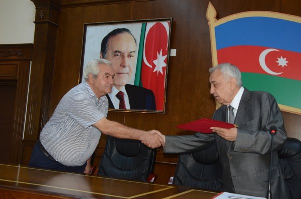 Malik İsaqov icra hakimiyyətinin bir qrup işçisini təltif etdi - FOTO Malik İsaqov icra hakimiyyətinin bir qrup işçisini təltif etdi - FOTO