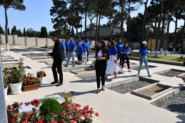 Sumqayıtın gənc YAPçıları Fəxri və Şəhidlər Xiyabanlarını ziyarət ediblər - FOTOLAR Sumqayıtın gənc YAPçıları Fəxri və Şəhidlər Xiyabanlarını ziyarət ediblər - FOTOLAR