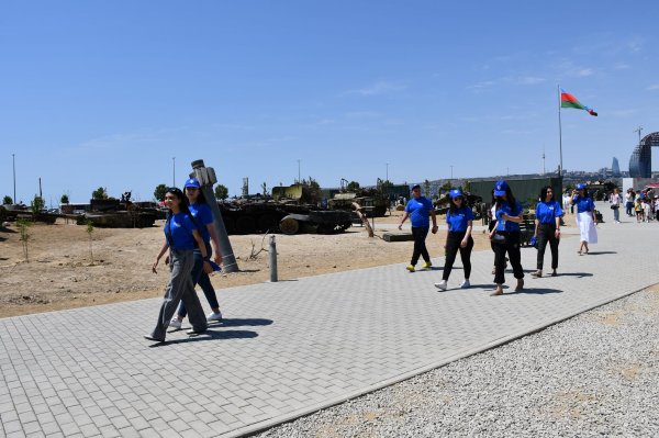 Sumqayıtın gənc YAPçıları Fəxri və Şəhidlər Xiyabanlarını ziyarət ediblər - FOTOLAR Sumqayıtın gənc YAPçıları Fəxri və Şəhidlər Xiyabanlarını ziyarət ediblər - FOTOLAR