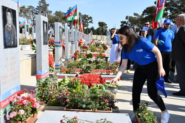 Sumqayıtın gənc YAPçıları Fəxri və Şəhidlər Xiyabanlarını ziyarət ediblər - FOTOLAR Sumqayıtın gənc YAPçıları Fəxri və Şəhidlər Xiyabanlarını ziyarət ediblər - FOTOLAR