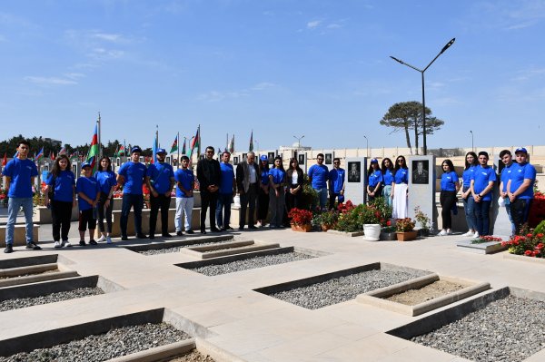 Sumqayıtın gənc YAPçıları Fəxri və Şəhidlər Xiyabanlarını ziyarət ediblər - FOTOLAR Sumqayıtın gənc YAPçıları Fəxri və Şəhidlər Xiyabanlarını ziyarət ediblər - FOTOLAR