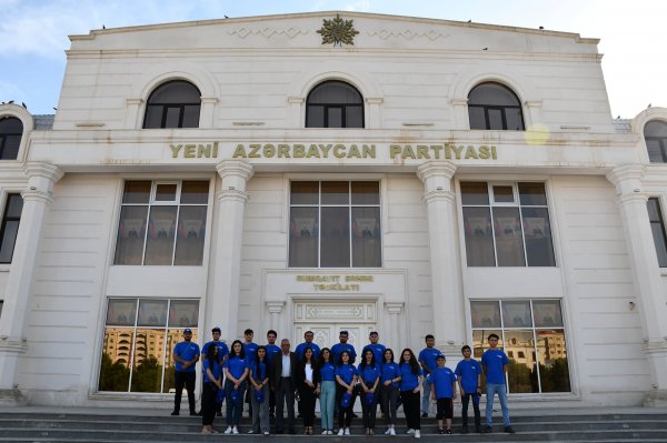 Sumqayıtın gənc YAPçıları Fəxri və Şəhidlər Xiyabanlarını ziyarət ediblər - FOTOLAR Sumqayıtın gənc YAPçıları Fəxri və Şəhidlər Xiyabanlarını ziyarət ediblər - FOTOLAR
