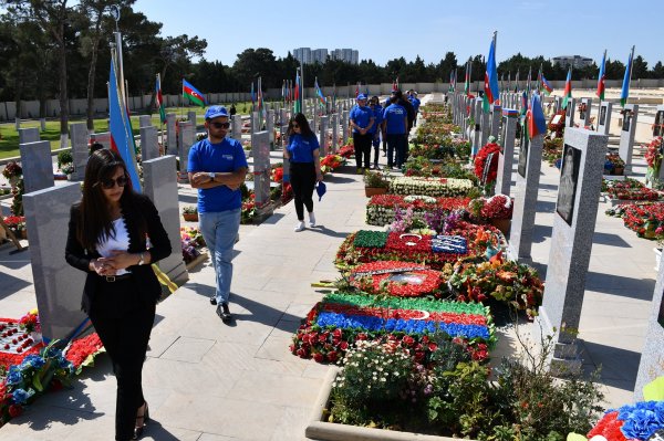 Sumqayıtın gənc YAPçıları Fəxri və Şəhidlər Xiyabanlarını ziyarət ediblər - FOTOLAR Sumqayıtın gənc YAPçıları Fəxri və Şəhidlər Xiyabanlarını ziyarət ediblər - FOTOLAR