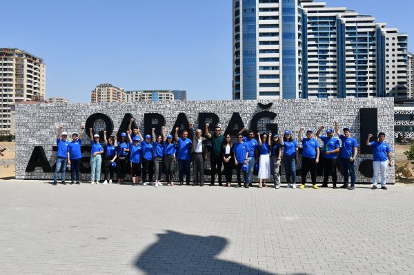 Sumqayıtın gənc YAPçıları Fəxri və Şəhidlər Xiyabanlarını ziyarət ediblər - FOTOLAR Sumqayıtın gənc YAPçıları Fəxri və Şəhidlər Xiyabanlarını ziyarət ediblər - FOTOLAR