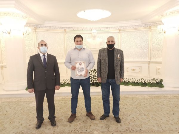 Sumqayıtlı gənclər arxa cəbhədə göstərdikləri xidmətlərə görə təltif olundular - FOTO Sumqayıtlı gənclər arxa cəbhədə göstərdikləri xidmətlərə görə təltif olundular - FOTO